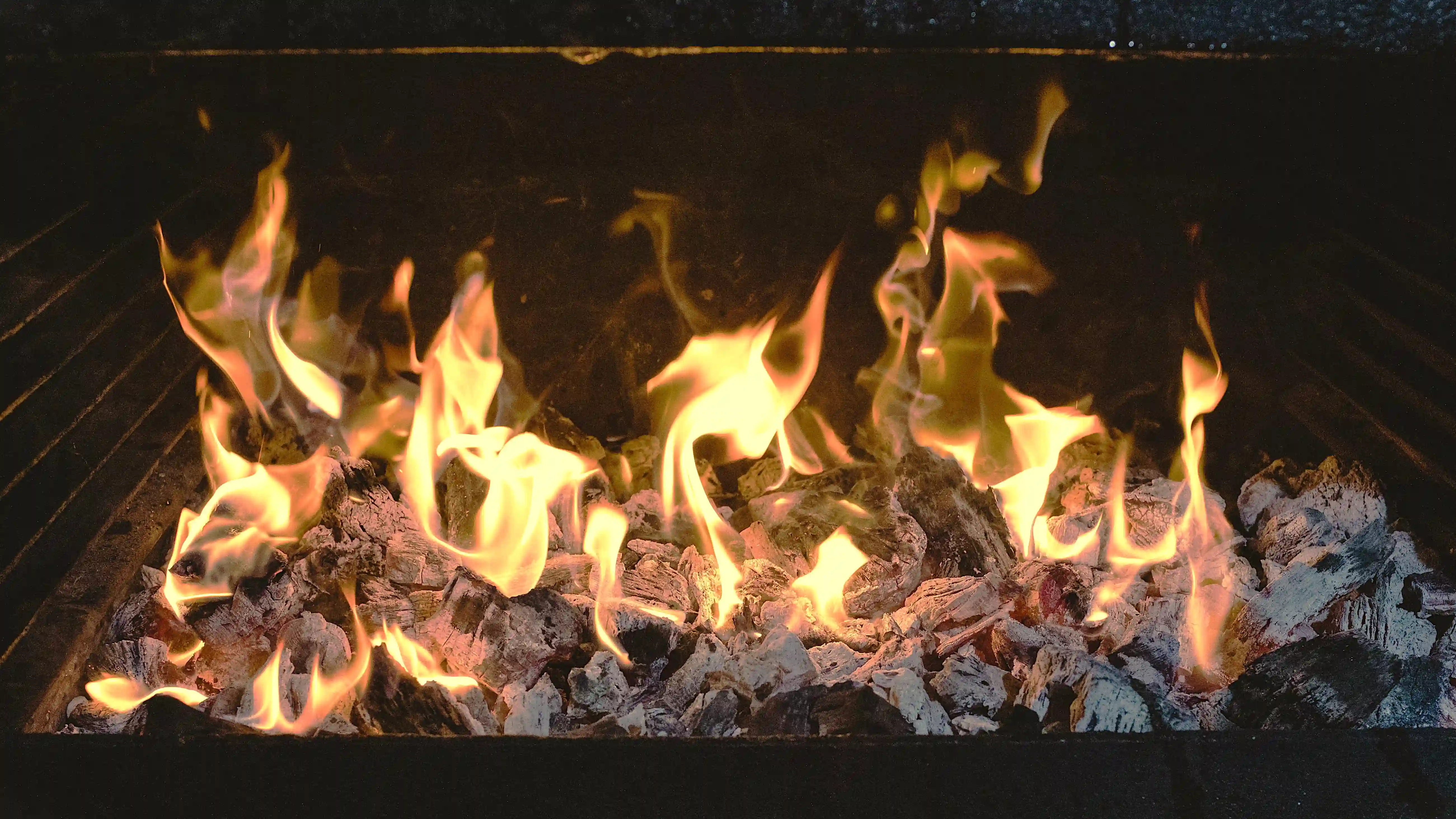 Brasas de carbón vegetal encendidas en el Josper de BURMET Madrid