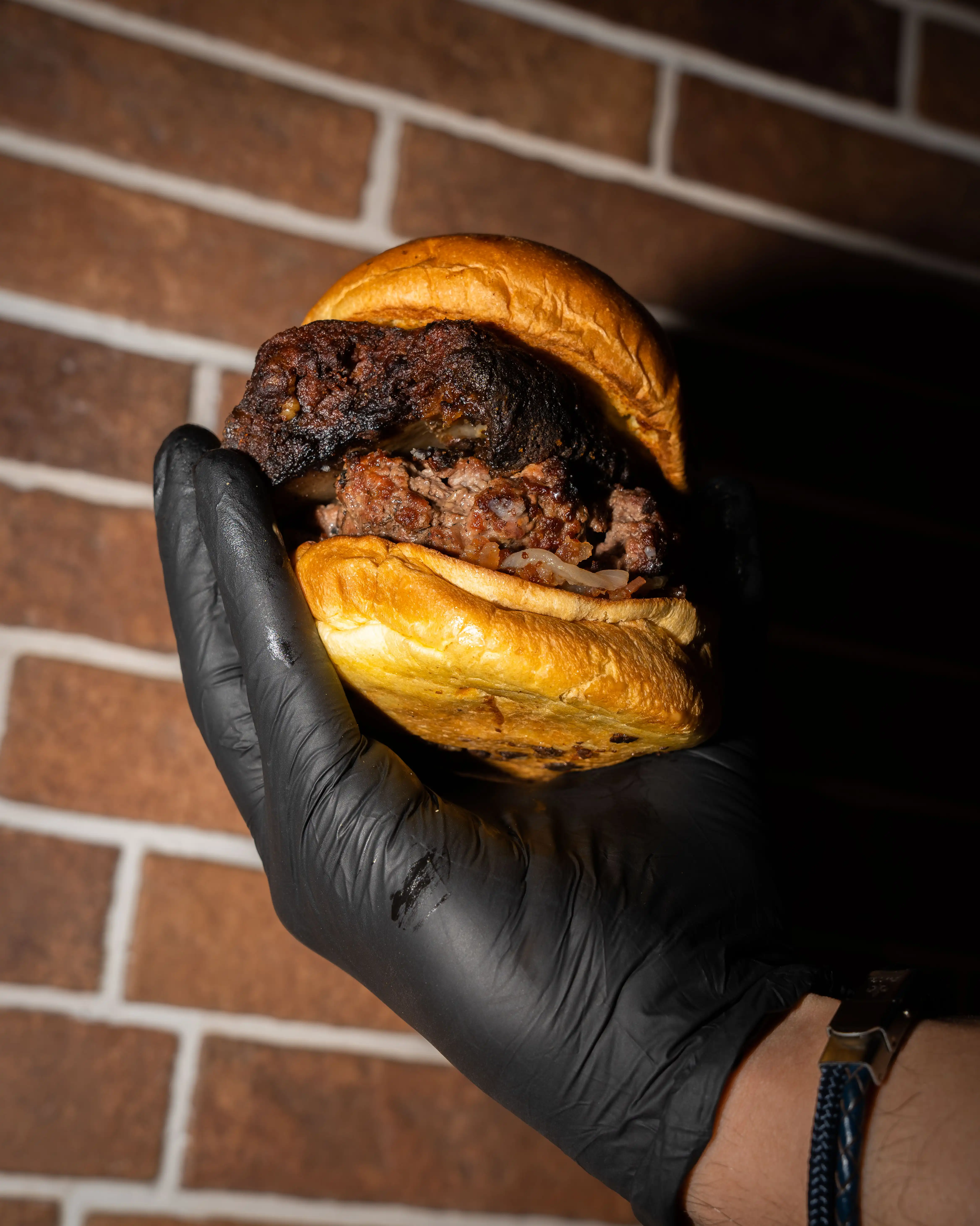 Primer plano de una hamburguesa de carne a la brasa de BURMET