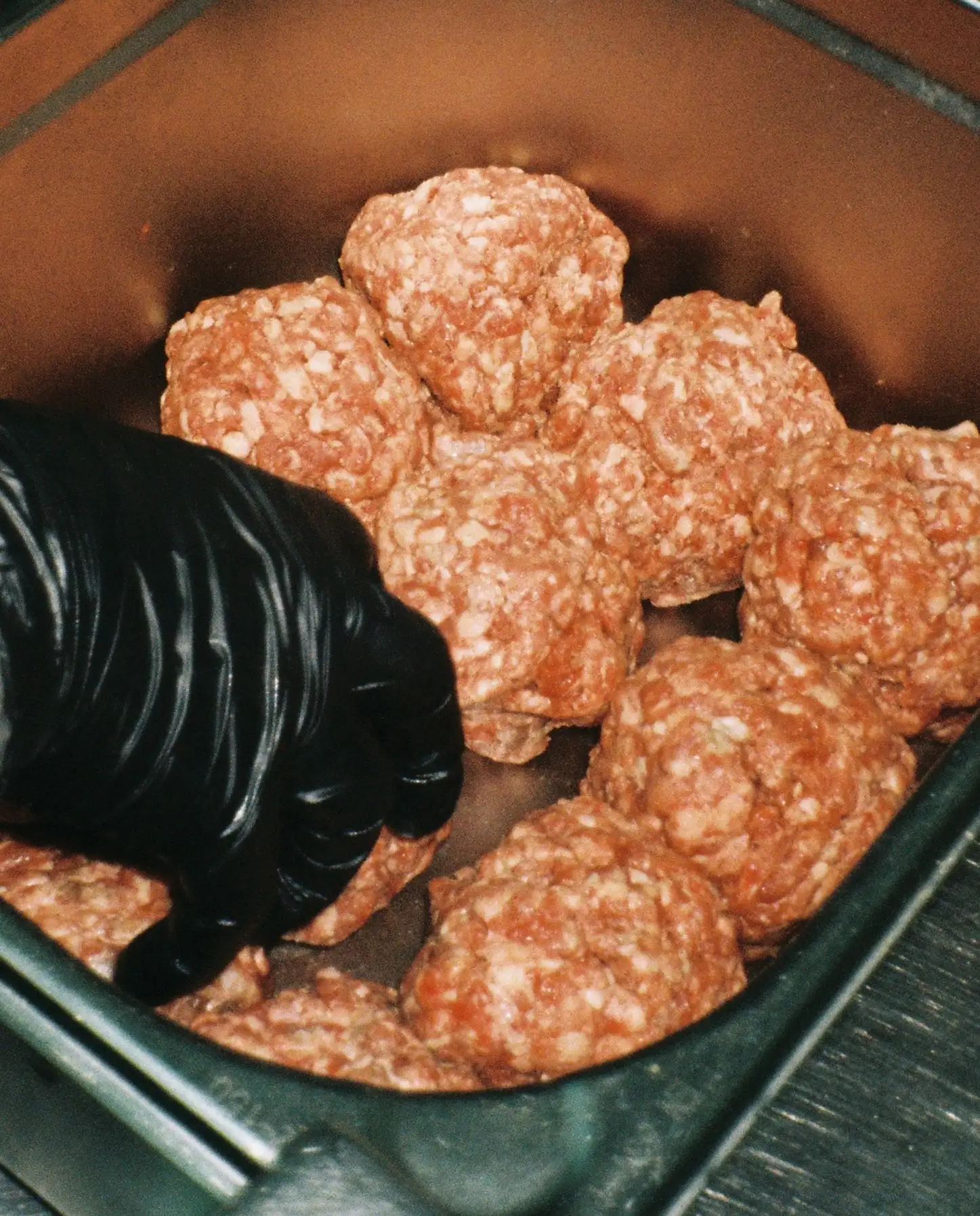 Discos de carne fresca preparados a diario en la cocina de BURMET Madrid